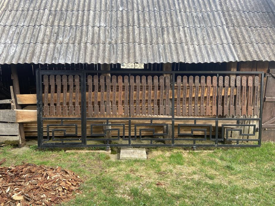 Poarta  si portita pe sina