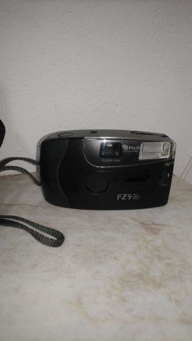 Camera foto vintage Fuji FZ5 pe film 35mm Fujifilm cu gentuta