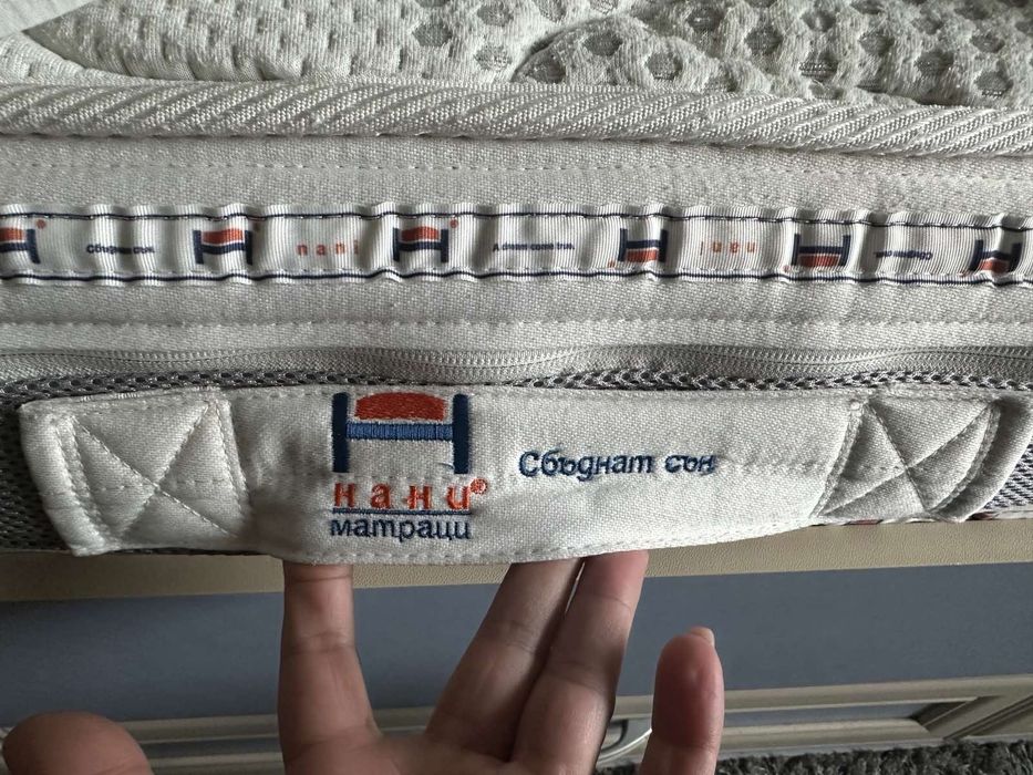 Продавам легло с матрак и бюро