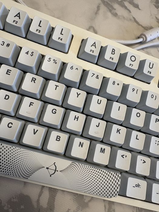 Tastatură mecanică AQRYS Aludra TKL, cablu USB-A, alb/negru