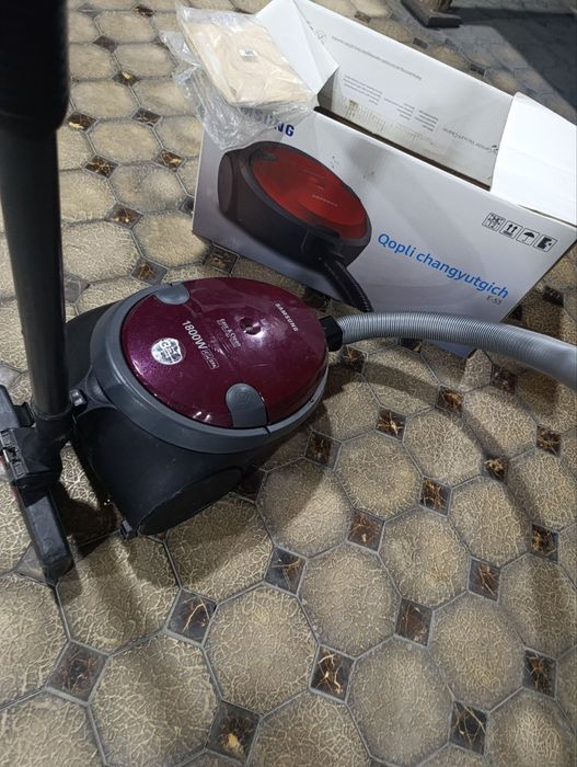 Пылесос марка samsung1800. Состояние хорошее. 
Рабатает нормал