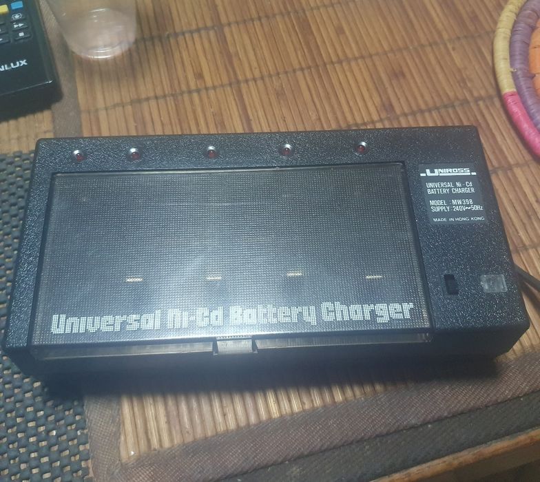 Incarcator profesional acumulatori baterii AA 1.2V, AAA 1.5V R22 9V R20 R16 R14 R6 cu 9 sau 8 pozitii de incarcare simultan sau separat