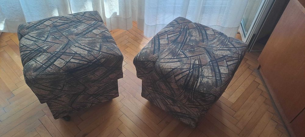 Разтегателен диван, фотьойл и табуретки