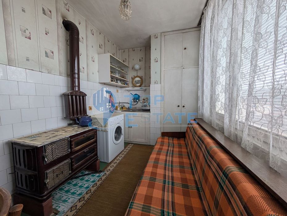 Тристаен тухлен апартамент в центъра на град Стражица