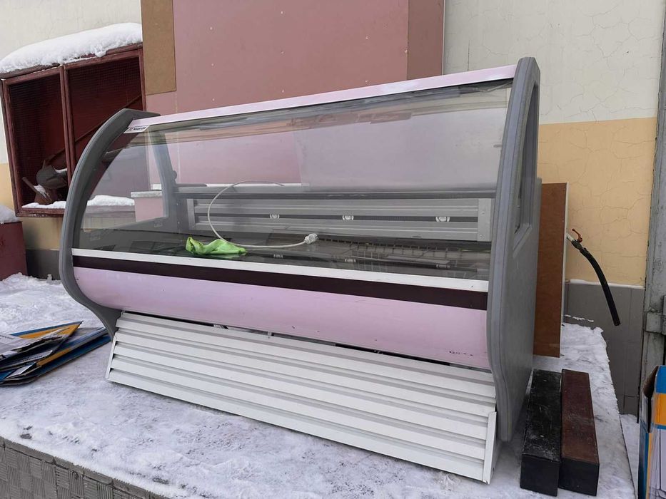 Продам холодильную витрину