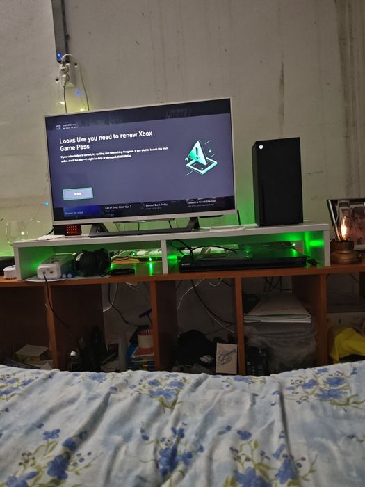 Vând TV Sony 82"