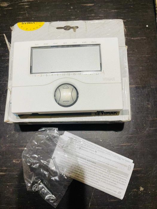 Termostat Vimar 01910 programabil alimentat cu baterii, alb