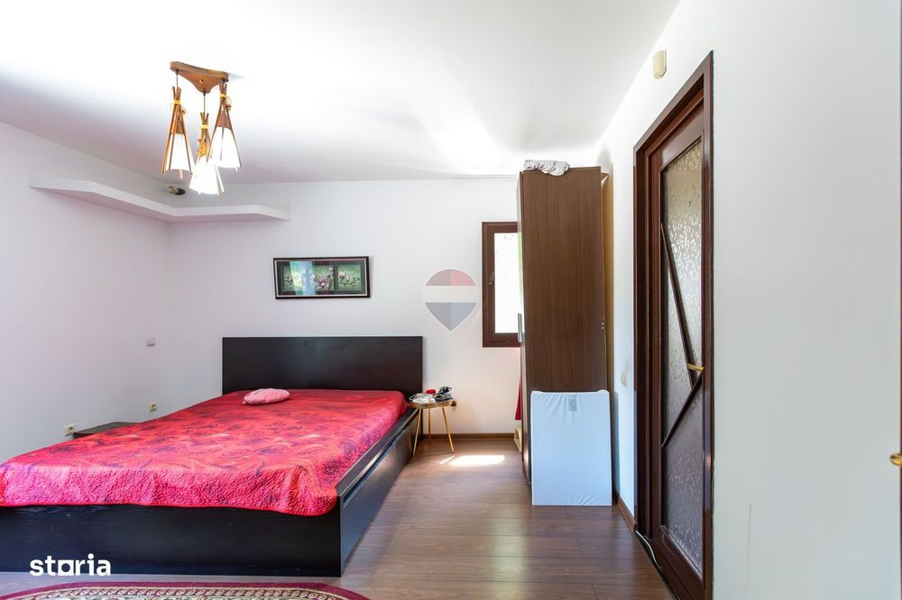 Casă P+M cu 6 camere de vânzare strada Calea Moldovei