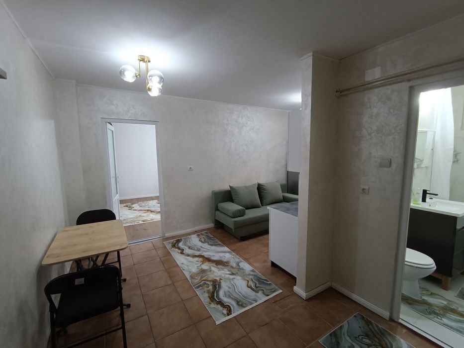 Închiriez apartament cu o cameră zona Precista Mall
