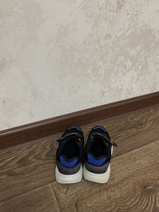 Продам детские кроссовки