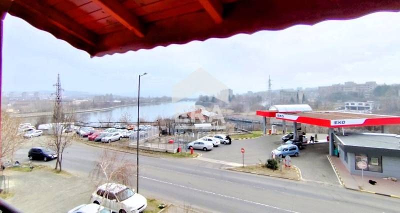 Обзаведен 3-стаен, Възрожденци