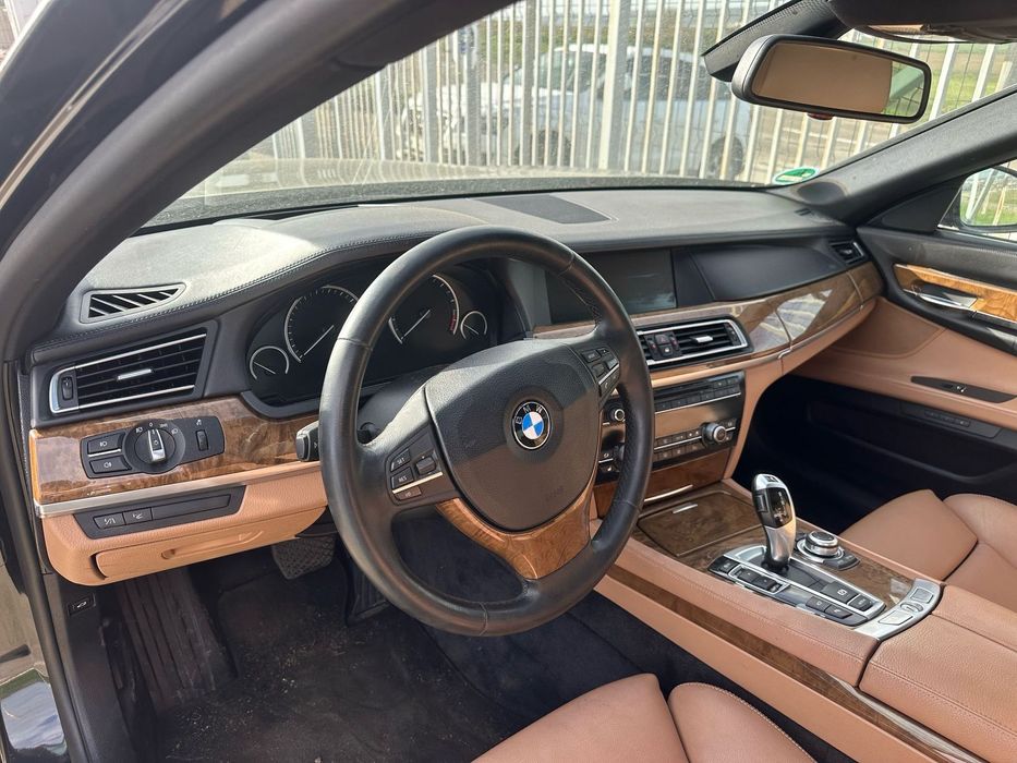 Dezmembrez / Dezmembrari / Piese / Accesorii Bmw f01 4.4 benzina 2009 negru volan stanga