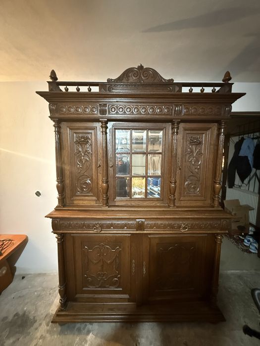 Bufet antic sculptat din lemn masiv