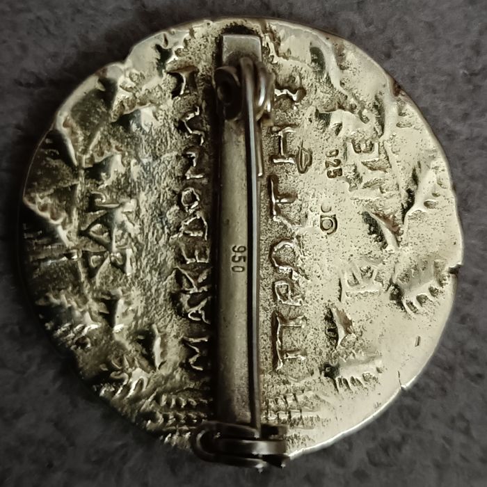 Monedă veche din argint 925 și 950 făcută broșă, insignă