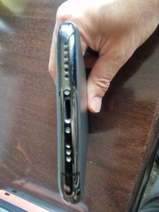 Пордавам IPhone 11 Pro с ПОДАРЪК 3 гръбчета и кабел AUX.