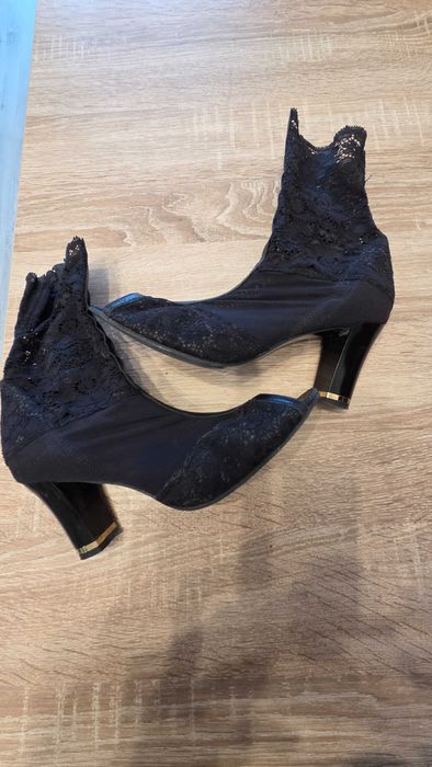 Черни дантелени летни боти.
