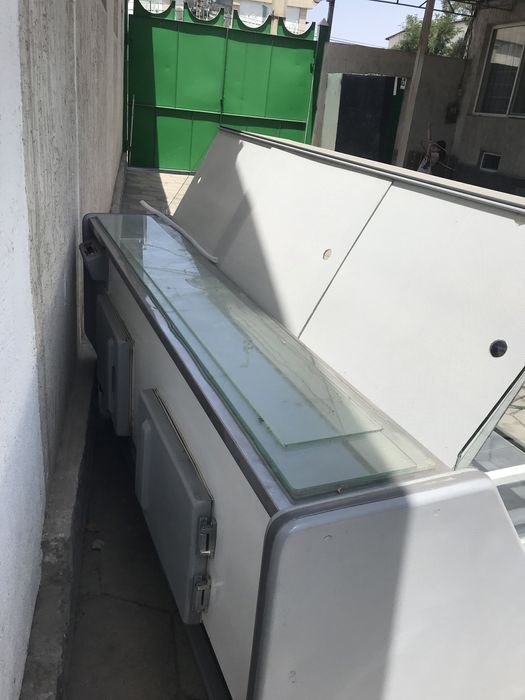 Продам ветринный холодилник