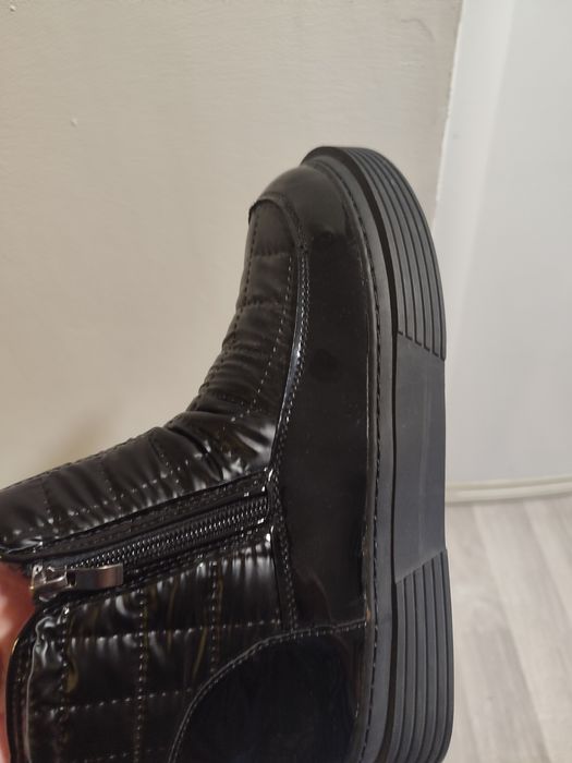 Продам зимние ботинки женские