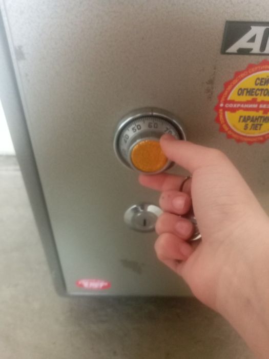 СЕЙФ новый продоётся