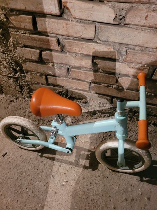 Bicicleta de echilibru cu suspensie
