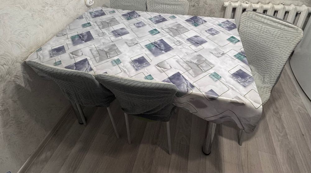 Стол     Кухонный стол с 5 стульями