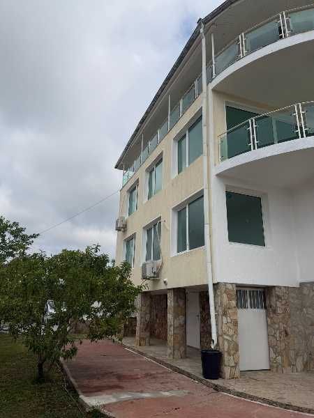 Tриетажна къща в с. Кошарица с двор 920 кв.м