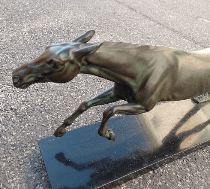Superbă sculptura de dimensiuni mari,cal din bronz pe soclu din marmură neagră,piesa cu o lucrătură de o foarte mare finețe, dimensiuni lungime 68 cm