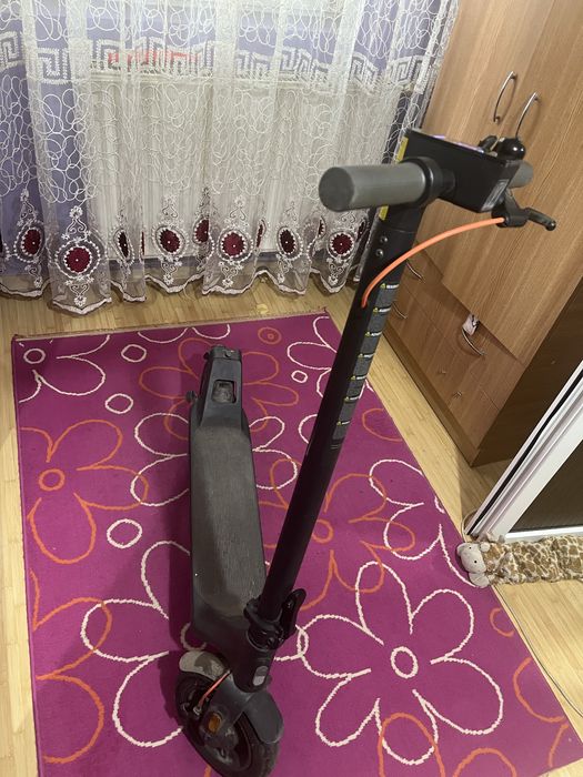 Vând trotinetă electrica xiaomi scooter 4 lite ,gen2