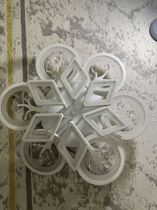 Люстра новая.