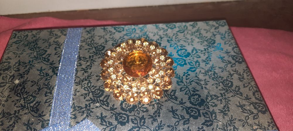 Продам винтажную брошь. Чешская. Камни медовых оттенков.