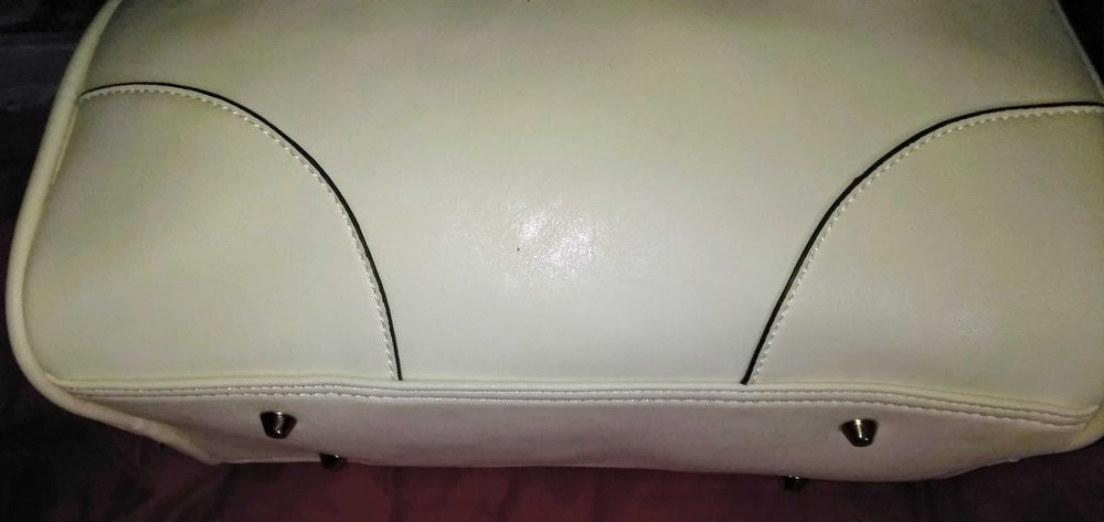 Дамска нова кожена чанта в светло кремаво-Изцяло от кожа!