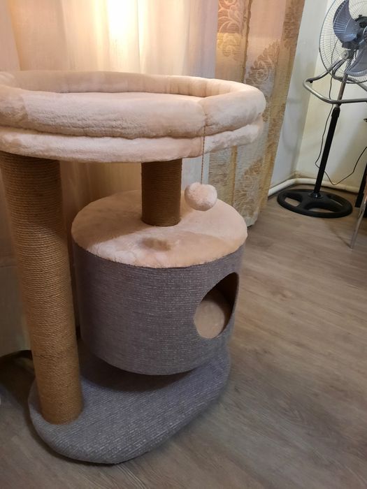 Домик лежанка, когтеточка.