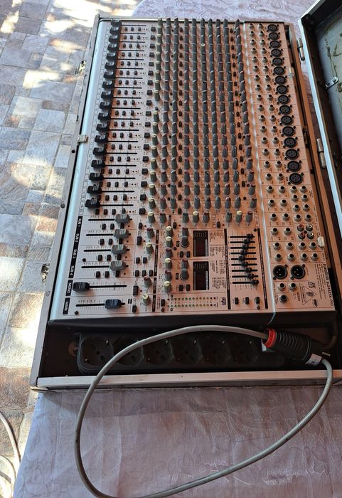 Vând mixer beringher