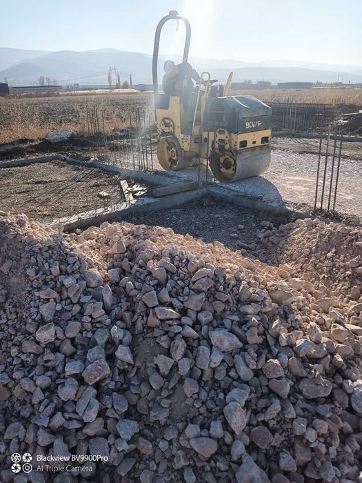 Услуги с мини багер, самосвал, бобкат и валяк