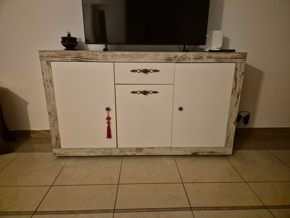 Set: masă + 2 bănci+ comoda : rustic, stabil și elegant