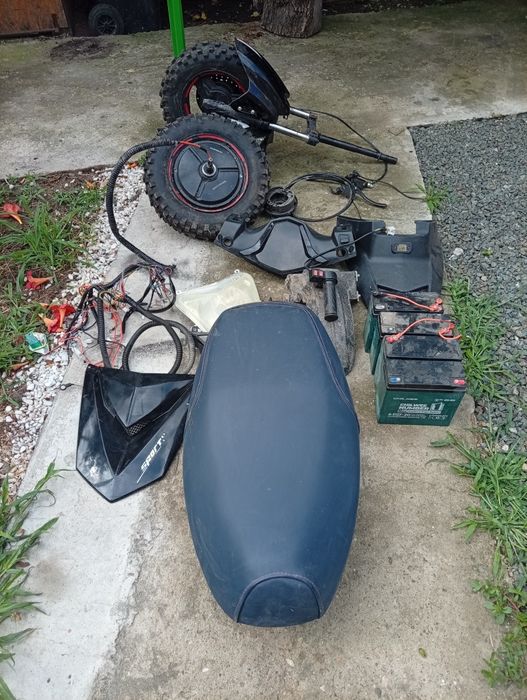 Vând piese de scuter electric și 4 baterii