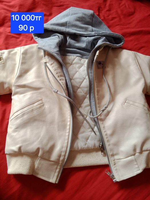Продам куртки и жилетку. В хорошем состоянии.