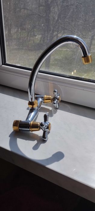 Кухненски смесител             .