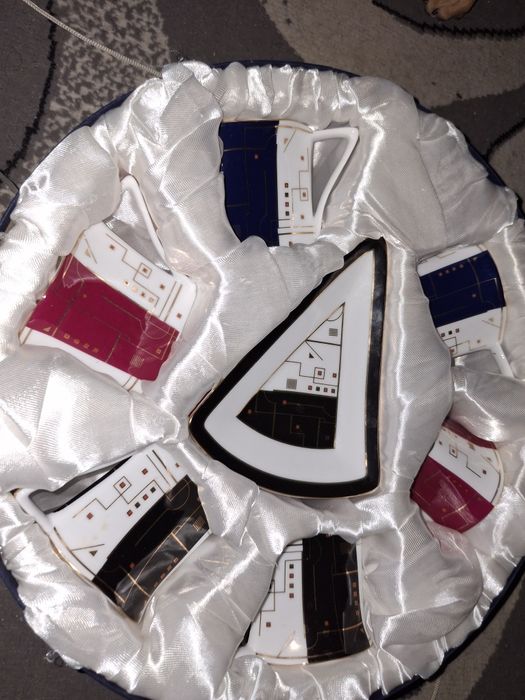 Продам набор из 12предметов и вазу