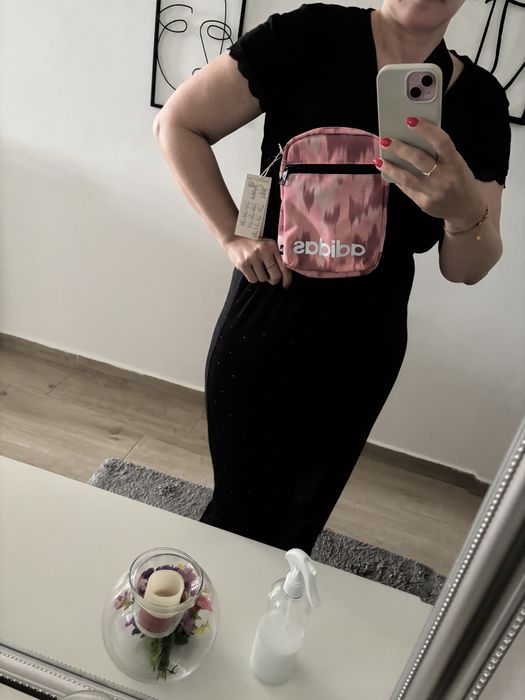 Vând gentută sport Adidas 22/16 cm Roz