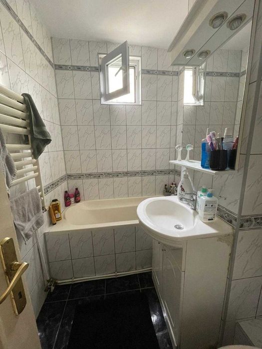 Inchriez apartament cu 2 camere zona centrala-1300 lei/luna
