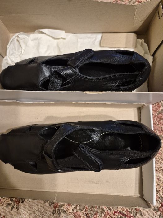 Нови черни обувки на платформа