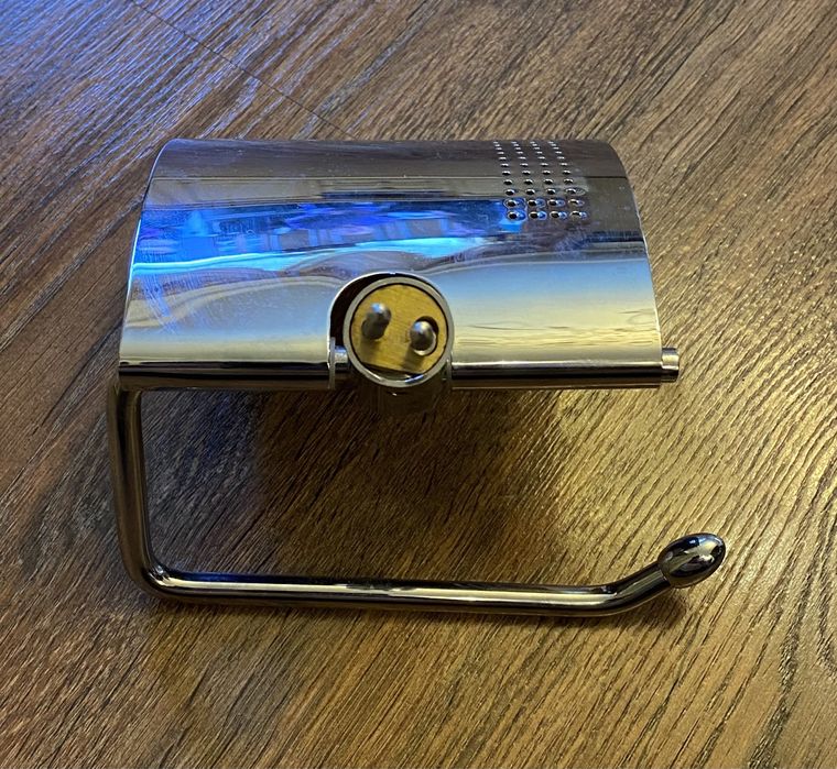 Держатель туалетной бумаги.