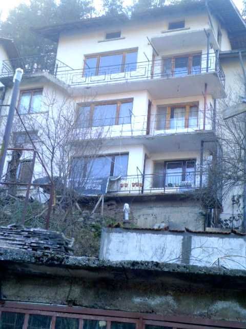 Продавам  ТРИЕТАЖНА  МАСИВНА КЪЩА на 500 м от центъра на гр. Тетевен