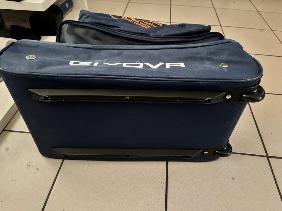 Vind Geanta nou  pentru sport