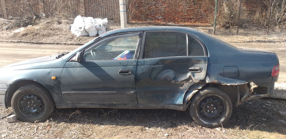 Тойота карина е седан