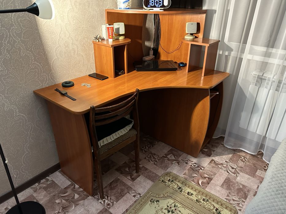 Продам компьютерный стол