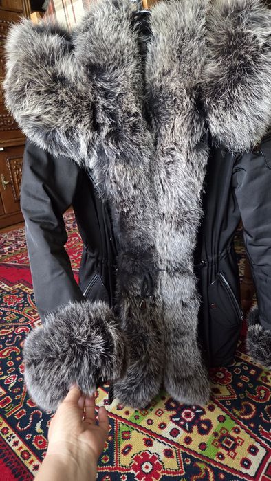 Geaca Parka cu blana naturala si material impermeabil.