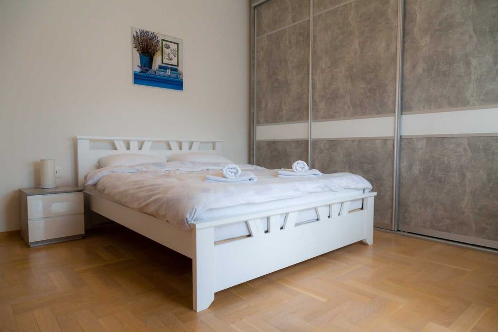 Дава се под наем Двустаен апартамент в София, Лозенец - 67 кв.м за 561 € - Снимка #2