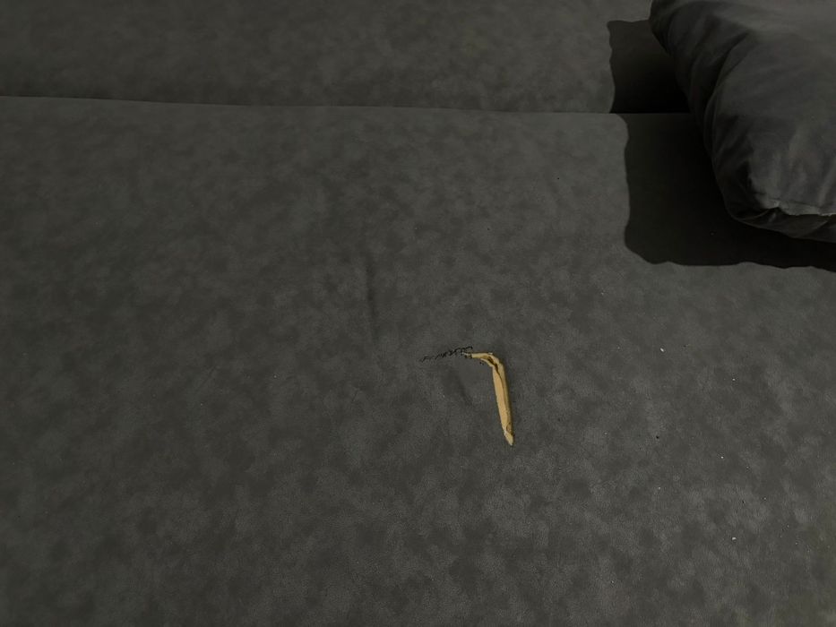 Продам диван есть небольшой дефект